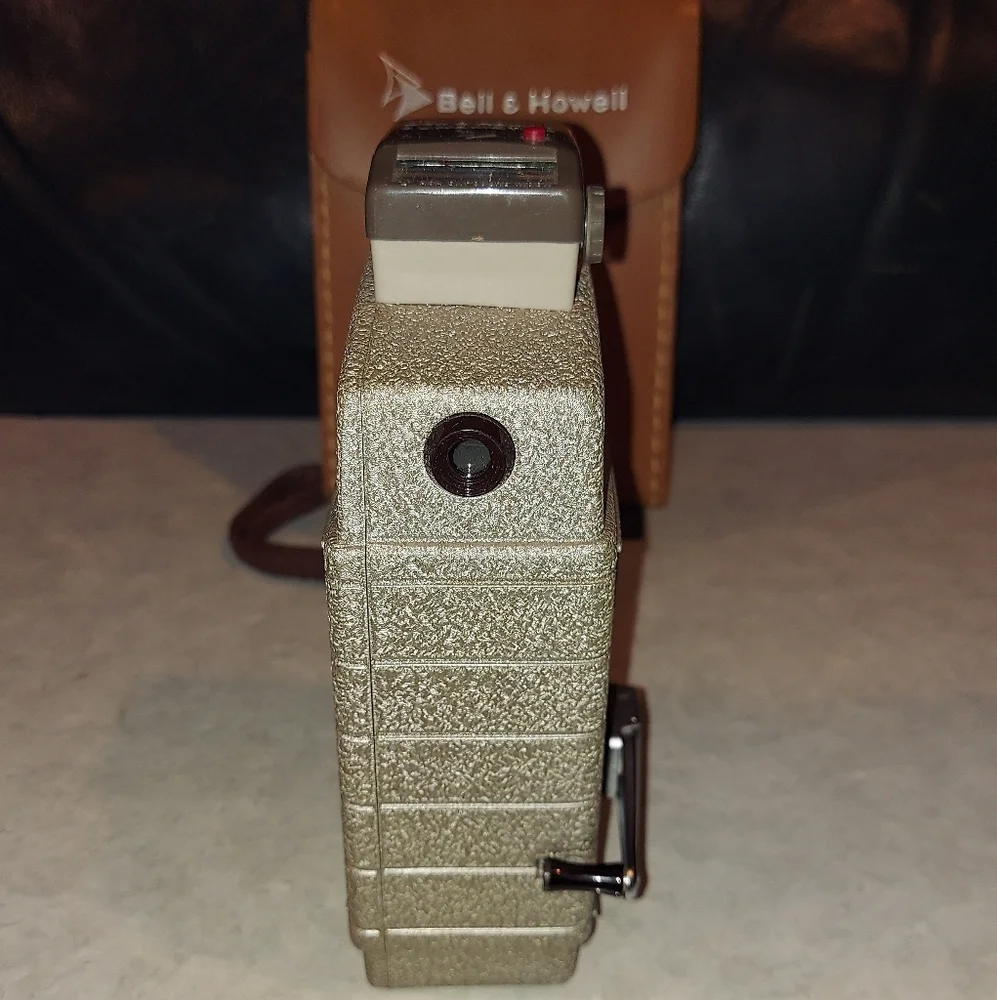 VINTAGE 1940s COLLECTIBLE BELL & HOWELL 319 8mm MOVIE CAMERA SUNOMETER TRI-LENS